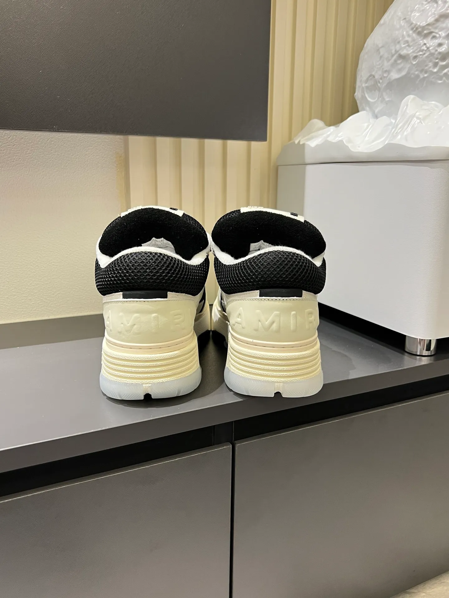 Men's shoes 💰p680 [AMIRI] 2025 spring and summer series new sneakers, new 🆕 bread shoes, bread shoes have a very special big tongue design, thickened outsole, rounded toe, oversized rubber sole and perforated star details, whoever wears them will look better! The appearance is responsible, the feet are retro and handsome! Size: 38-45